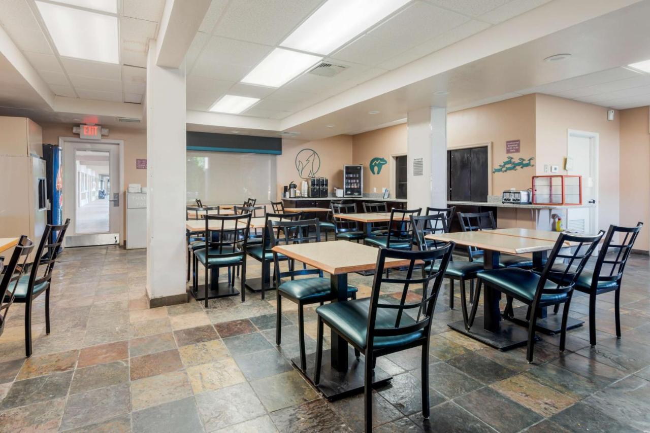 Best Western Turquoise Inn & Suites Кортес Екстериор снимка